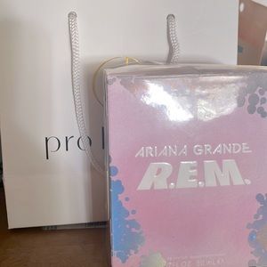 Ariana Grande R.E.M.